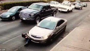 Девушка на высоких каблуках попала под автомобиль: опубликовано видео