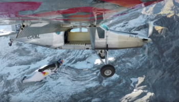 Французские бейсджамперы прыгнули с 4000-метровой высоты и влетели в самолет